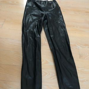 Aritzia Wilfred ‘Daria’ black leather leggings
